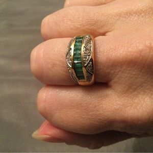18 K Yellow Gold And Emerald Ring